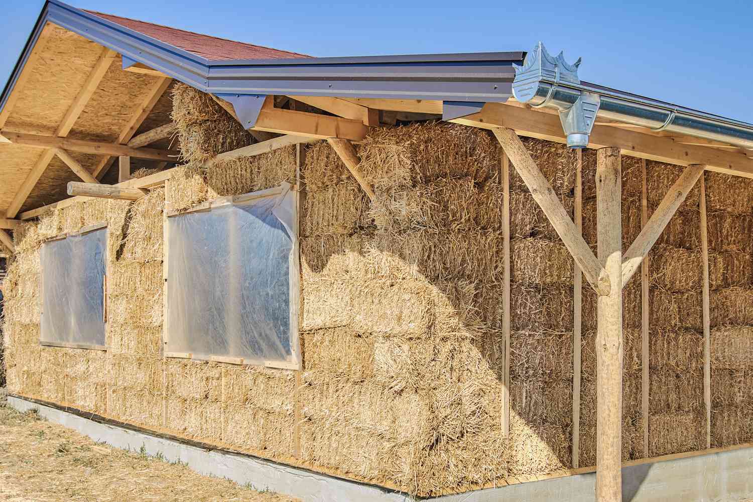 https://adamkrop.studio/wp-content/uploads/2025/05/straw-bale-house-1.jpg